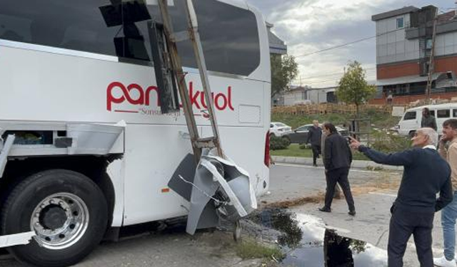 Ümraniye'de yolcu otobüsü otomobile çarptı: 2 yaralı