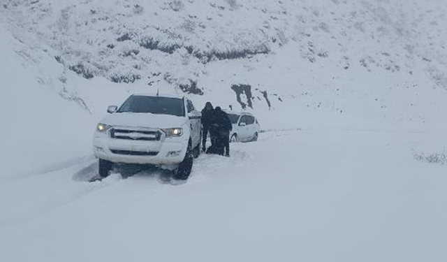 Siirt'te kar nedeniyle mahsur kalan 8 araç kurtarıldı