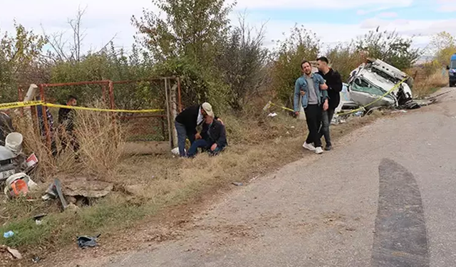 Afyonkarahisar'da kamyonetle hafif ticari araç çarpıştı: 2 ölü var