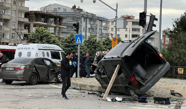 Sivil polis aracı, hafif ticari araçla çarpıştı: Yaralılar var