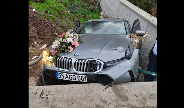 Konvoydan çıkan gelin arabası boş araziye düştü: 2 yaralı var