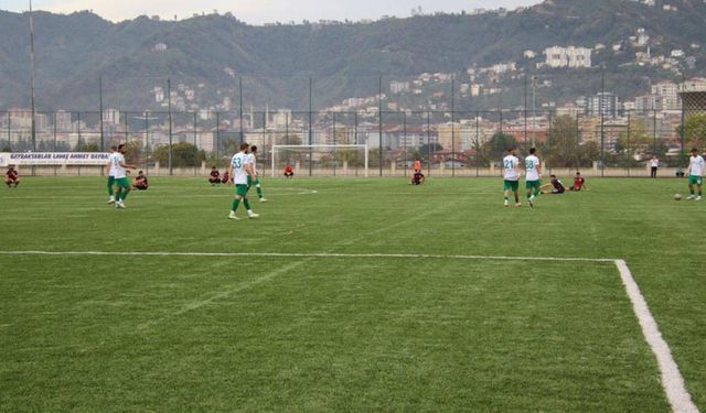 Hakemin kararını beğenmeyen futbolcular oturma eylemi yaptı