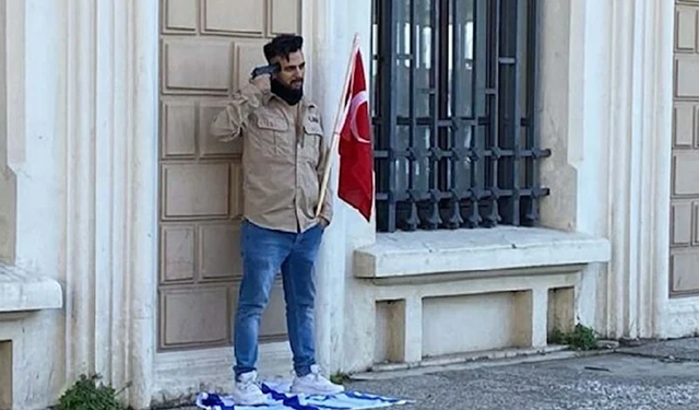 İzmir’de İsrail protestosu: Türk Bayrağı alıp başına silah dayadı!