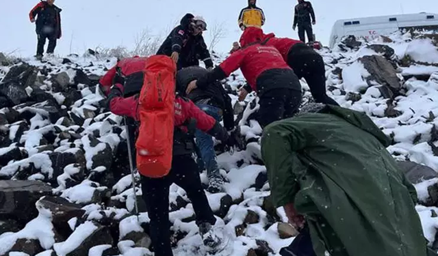 Kars'ta yoğun tipi nedeniyle çobanlar yollarını kaybedip mahsur kaldı