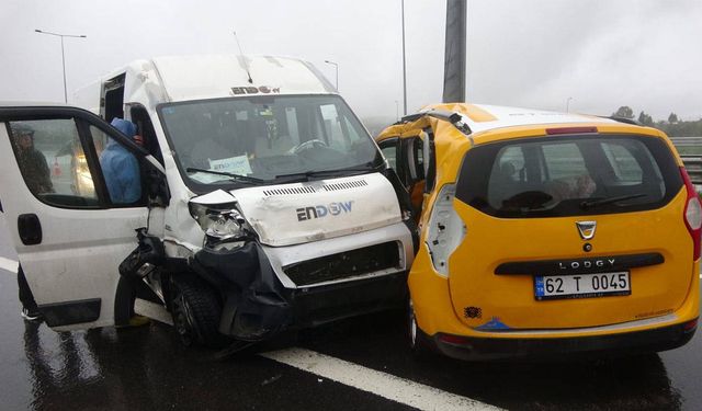 Kocaeli'de işçi servisi ile taksi çarpıştı: 13 yaralı