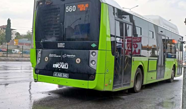 Kocaeli'de bir TIR, halk otobüsüne arkadan çarptı: Yaralılar var