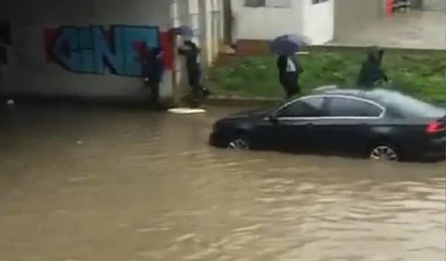 Maltepe'de alt geçidi su bastı, sürücüler zor anlar yaşadı