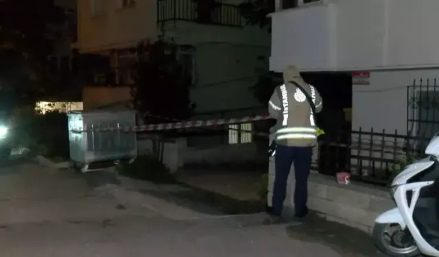 Maltepe’de inşaatın temelinde toprak kaydı: Yanındaki 5 katlı bina boşaltıldı