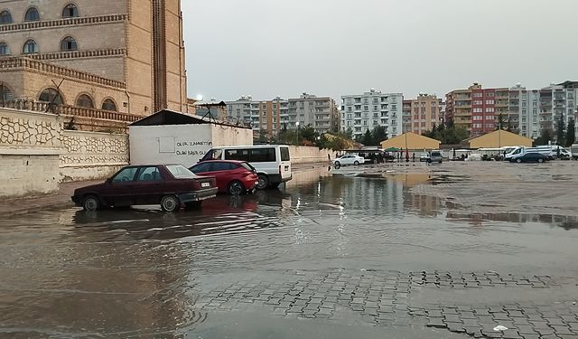 Mardin'de sağanak; cadde ve sokaklar suyla doldu