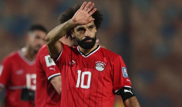 Taraftar sahaya girip Mohamed Salah'a saldırdı!