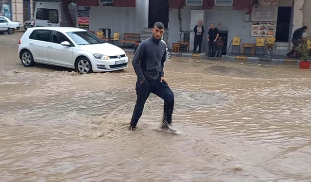 Aniden bastıran sağanak, koca caddeyi göle çevirdi