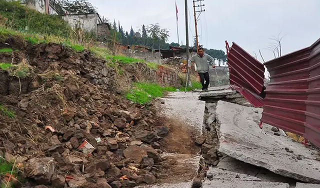 Heyelan 5 evin duvarlarını çatlattı... Halk panik içinde yaşıyor