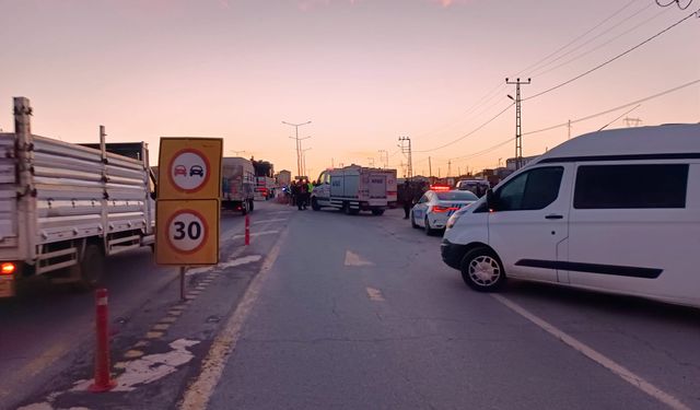 Tatvan'da otomobil, yol inşaatına düştü: 4 yaralı