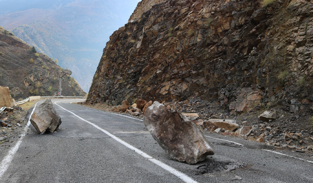 Artvin'de faciadan dönüldü! Kopan kayalar yola yuvarlandı