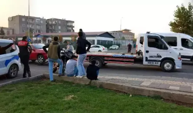 Polisten kaçan 16 yaşındaki sürücü, otomobiliyle motosikletli Yunus ekibine çarptı: 2 yaralı