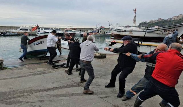 Zonguldak'ta balıkçılar kayıklarını karaya çekti