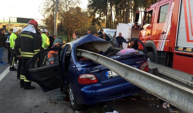 Otomobil bariyerlere saplandı: 2 ölü, 1 yaralı