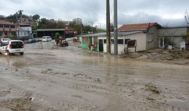 Çanakkale'de sağanak nedeniyle dere taştı