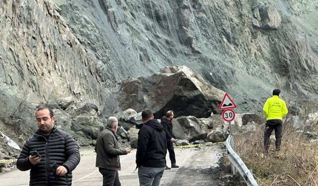 Heyelanda yola düşen kayanın isabet ettiği otomobil uçuruma yuvarlandı