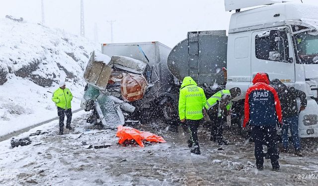 Bitlis'te karşı şeride geçen yakıt tankeri, 2 kamyonetle çarpıştı: 1 ölü