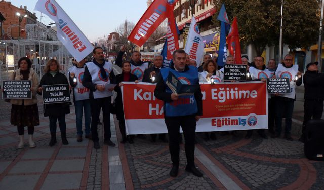 Edirne'de, 'kalıcı yaz saati' uygulamasına gemici fenerleriyle protesto