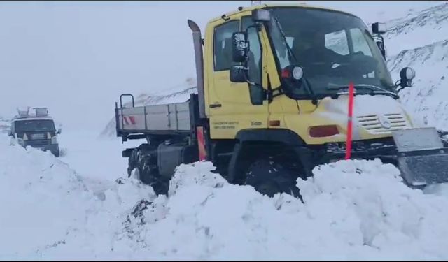 Siirt'te karda mahsur kalan minibüs ve otomobildeki 6 kişi kurtarıldı