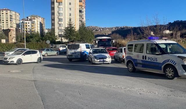 Trafikte karşılaştığı husumetlisini aracından inip vurdu