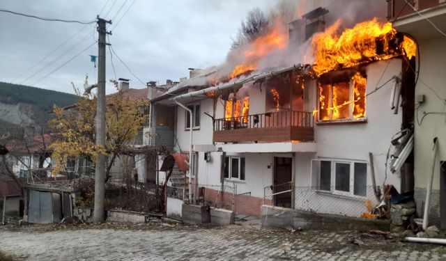 Bolu'da 2 katlı bina yandı