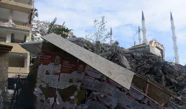 Levent'te faciadan dönüldü! Yıkılan binanın molozu araçların üstüne düştü