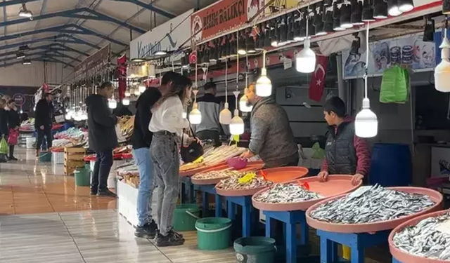 Denizlerimizdeki hamsi bolluğu fiyatlara yansıdı, vatandaşın yüzü güldü