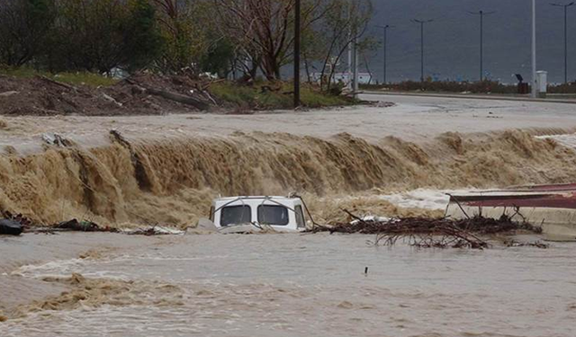 Sağanaklar Çanakkale'yi göle çevirdi! Dere taştı, yollar kapandı