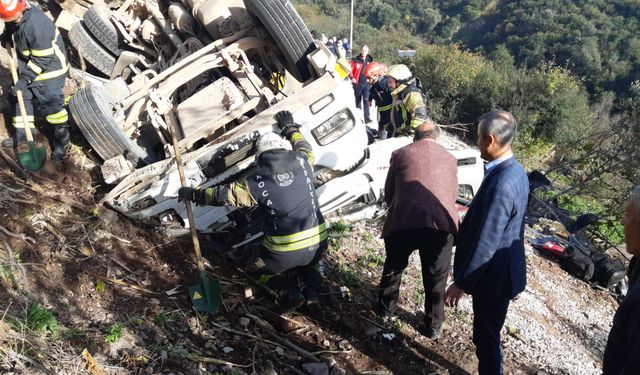 Kocaeli'de, şarampole devrilen kamyonun altında kalan sürücü öldü