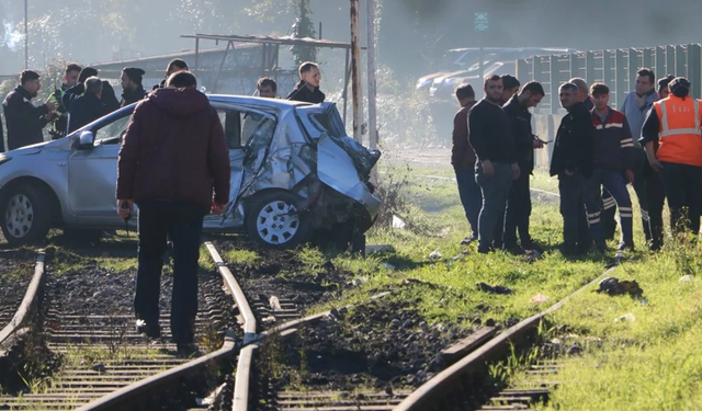 Faciaya ramak kaldı! Tren otomobili 30 metre sürükledi: Yaralılar var