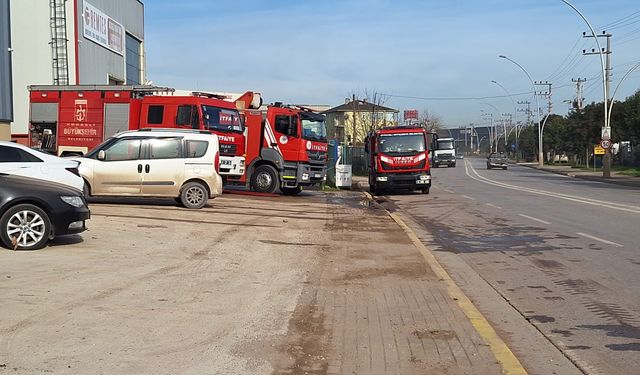 Kocaeli'nde depolama tankı fabrikasında yangın!