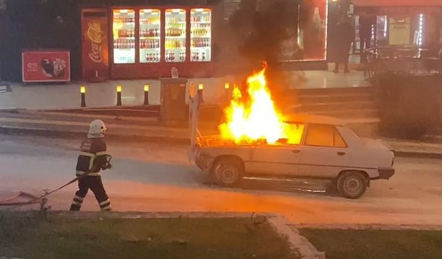 Amasya'da seyir halindeki otomobil yandı