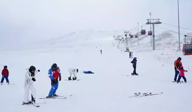 Kar yağışı etkili oldu, Erciyes'te kayak sezonu açıldı