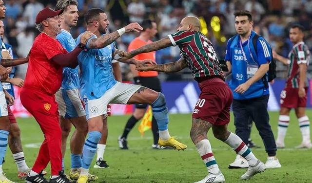 Galatasaray'ın eski futbolcusu Felipe Melo, rakip oyunculara saldırdı