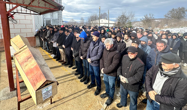 Cenazeye giderken kazada ölen çift, yan yana toprağa verildi