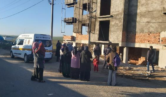 İnşaatta akıma kapılan 2 işçiden biri hayatını kaybetti