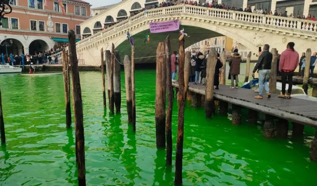 İklim aktivistleri, Venedik'teki Büyük Kanal'ı yeşile boyadı