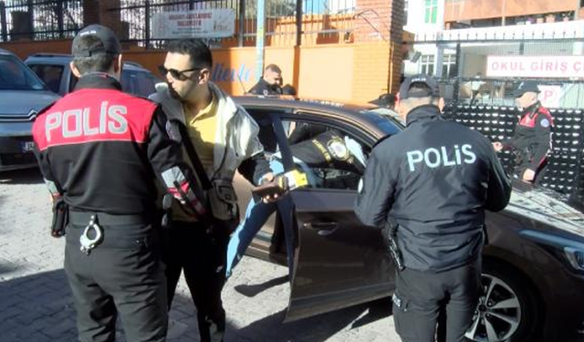 Bahçelievler'de okul çevresinde polis denetimi! Şüpheli görünenler arandı