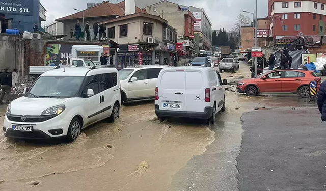 Trabzon'da isale hattı patladı, yollar göle döndü