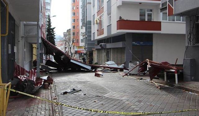 Samsun'da kuvvetli rüzgar: 12 katlı binanın çatısı uçtu