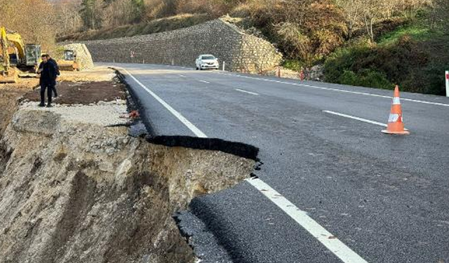 Bartın-Kastamonu kara yolunda heyelan! Yolun bir kısmı çöktü