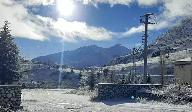 Antalya'da kar yağdı, yollar geçişlere kapatıldı