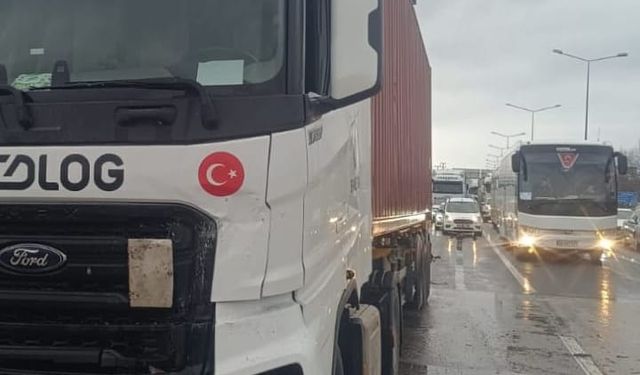 Bursa'da TIR, kırmızı ışıkta bekleyen hafif ticari araca çarptı: 3 yaralı