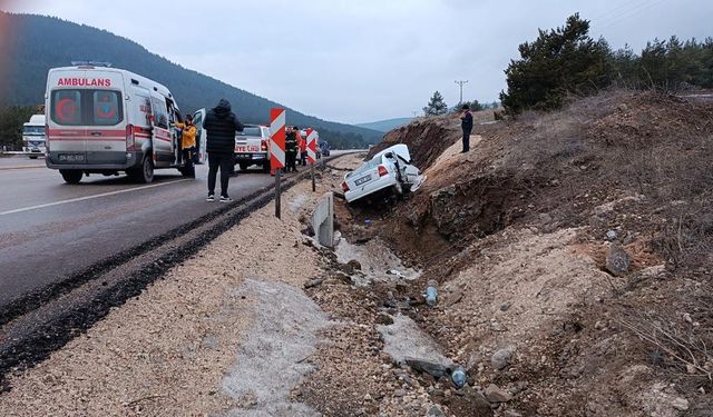 Otomobil şarampole devrildi: 1 ölü, 3 yaralı