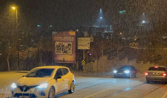 Üsküdar ve Kadıköy'de dolu, Kartal'da kar yağdı