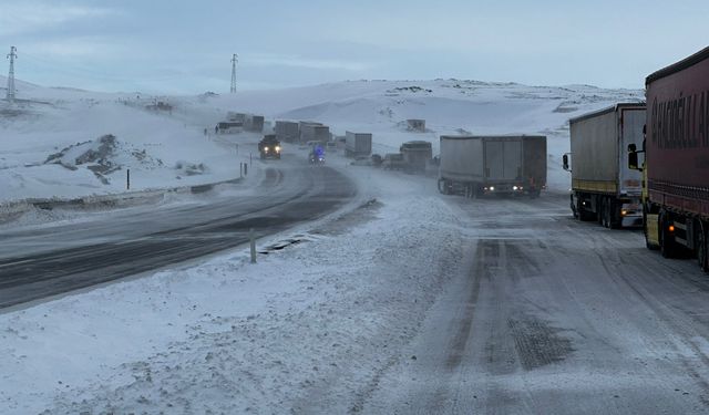 Tendürek Geçidi kardan kapandı, çoğu TIR onlarca araç mahsur kaldı