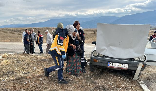 Kütahya'da 2 otomobil çarpıştı: 1'i ağır, 8 yaralı